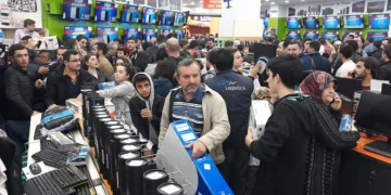 Bursa’da teknoloji mağazasında indirim çılgınlığı