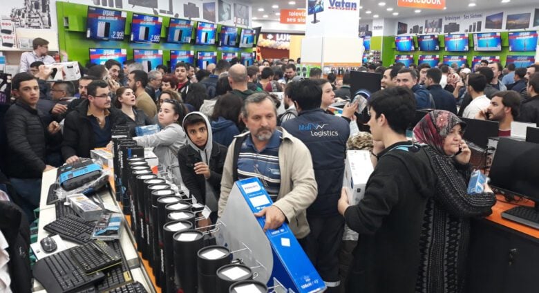 Bursa'da teknoloji mağazasında indirim çılgınlığı