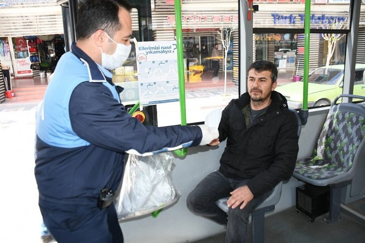 İnegöl halk otobüslerinde maske dağıtımı başlandı