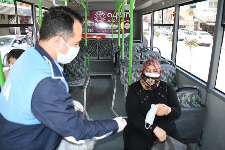 İnegöl halk otobüslerinde maske dağıtımı başlandı