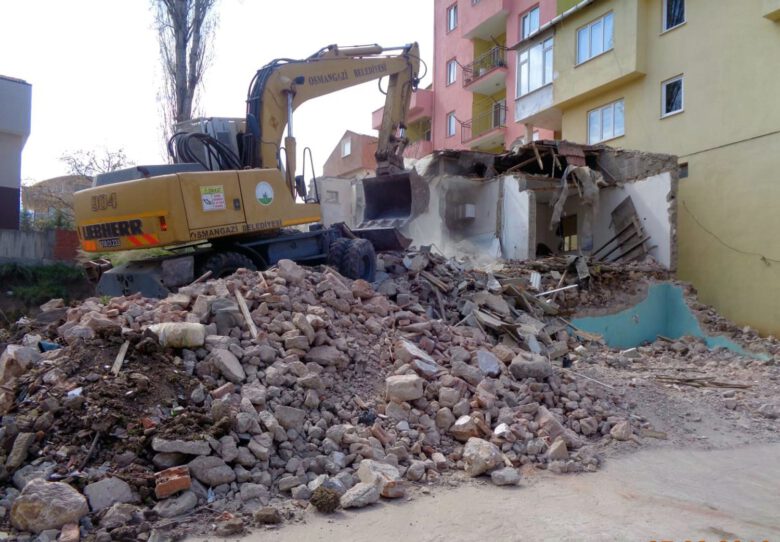 Osmangazi metruk binalardan temizleniyor