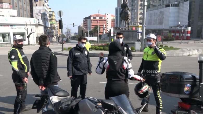 Bursa'da sokağa çıkma yasağını dinlemeyip motosikletle tur attılar