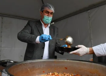 Başkan Dündar vatandaşlara iftar yemeği dağıttı.