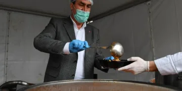 Başkan Dündar vatandaşlara iftar yemeği dağıttı.