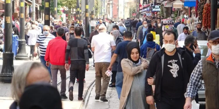 Bursa’da yasağa saatler kala çarşı ve pazarlar doldu taştı
