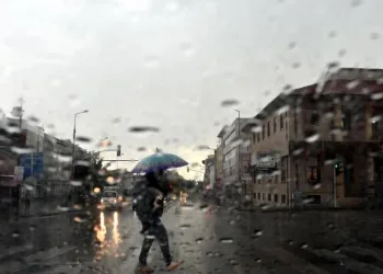 Edirne’de şiddetli yağış yolları göle döndürdü