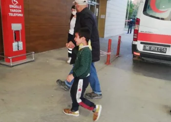 Yasağa rağmen sokağa çıkan çocuk duvardan düştü