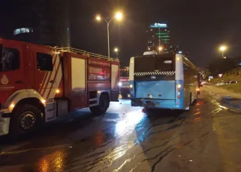 İstanbul Maltepe’de otomobil, özel halk otobüsüne çarptı
