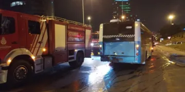İstanbul Maltepe’de otomobil, özel halk otobüsüne çarptı