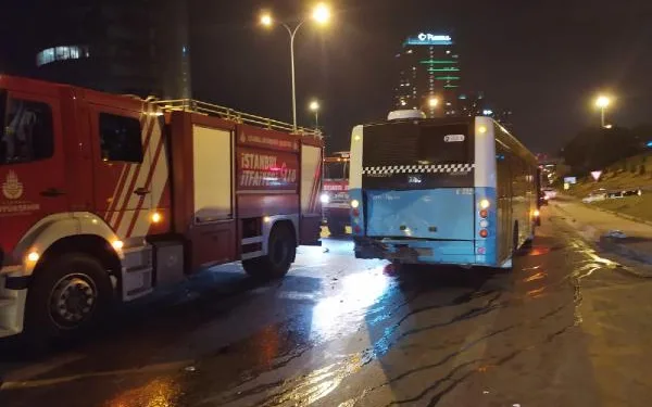 İstanbul Maltepe’de otomobil, özel halk otobüsüne çarptı