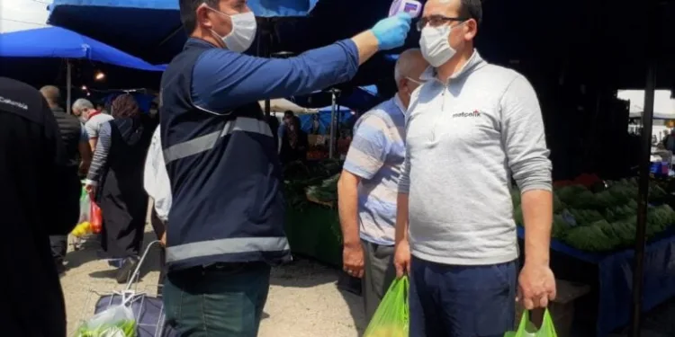Osmangazi Belediyesi, pazar yerlerinde tedbiri elden bırakmıyor