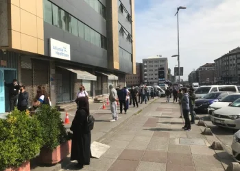 Polislerden sosyal mesafe ve sokağa çıkma kısıtlaması denetimi