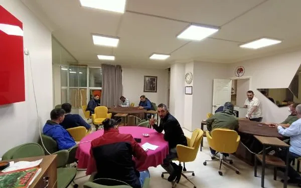 Ruhsatsız iş yerinde kumar oynayan 14 kişiye toplamda 44 bin 100 lira ceza