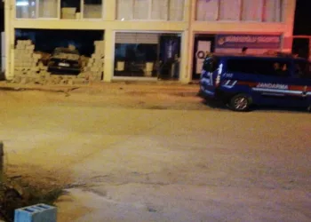 Samandağ’da otomobil duvardan içeri girdi