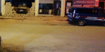 Samandağ’da otomobil duvardan içeri girdi