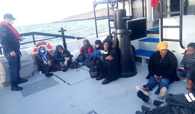 Denizin ortasında ölüme terkedildiler! Türk Sahil Güvenliği Kurtardı