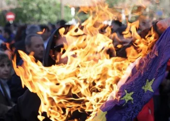 Bayrak yakmanın cezası 3 yıldan başlayacak