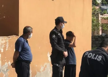 12 Yaşındaki̇ Çocuk Arabayla Poli̇sten Kaçarken Kaza Yaptı