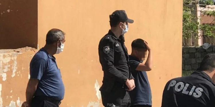 12 Yaşındaki̇ Çocuk Arabayla Poli̇sten Kaçarken Kaza Yaptı