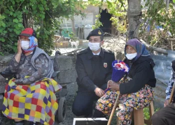 Bursa’da yaşayan 120 yaşındaki asırlık çınara anneler günü ziyareti