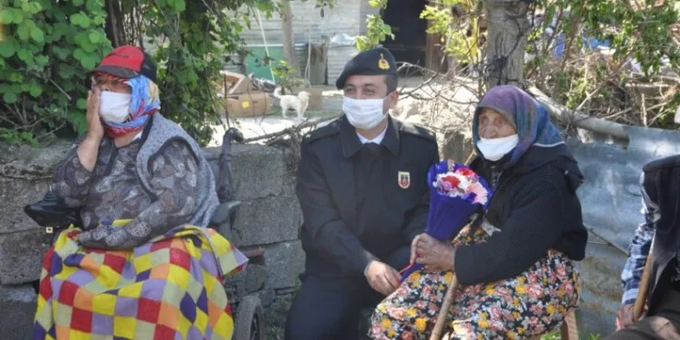 Bursa’da yaşayan 120 yaşındaki asırlık çınara anneler günü ziyareti