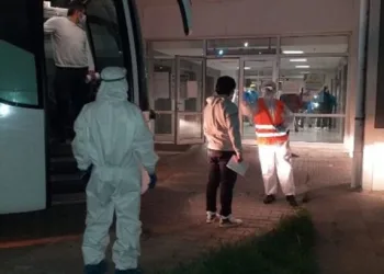 14 gün önce Yunanistan’daki karantina gemisinden getirilen 35 kişi taburcu edildi