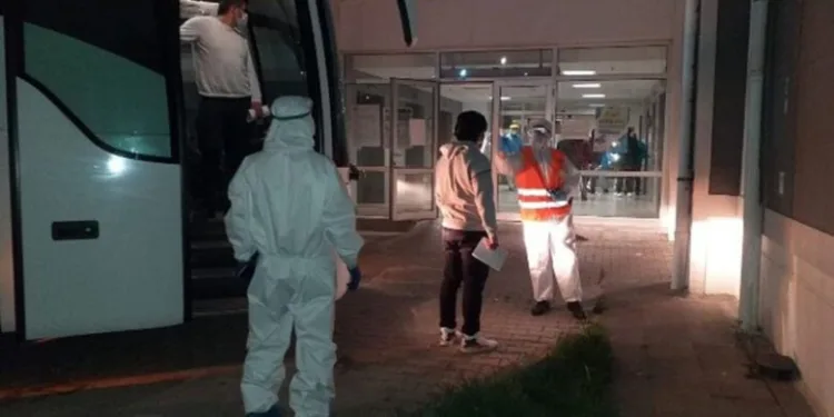 14 gün önce Yunanistan’daki karantina gemisinden getirilen 35 kişi taburcu edildi