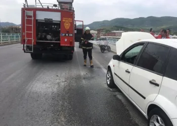 2 araçtan dumanlar çıktı, sürücüler korku dolu anlar yaşadı