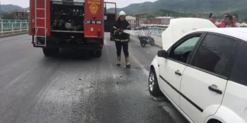 2 araçtan dumanlar çıktı, sürücüler korku dolu anlar yaşadı