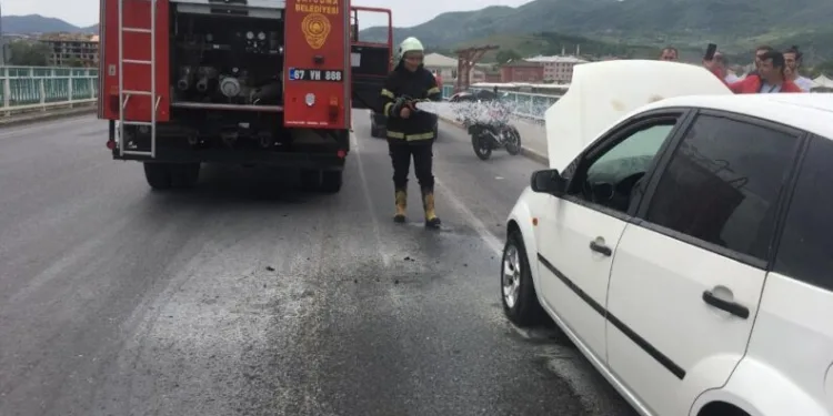 2 araçtan dumanlar çıktı, sürücüler korku dolu anlar yaşadı