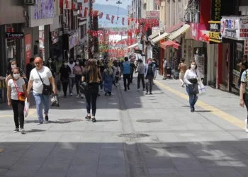 Giresun’da caddeleri 20 yaş altı gençler doldurdu