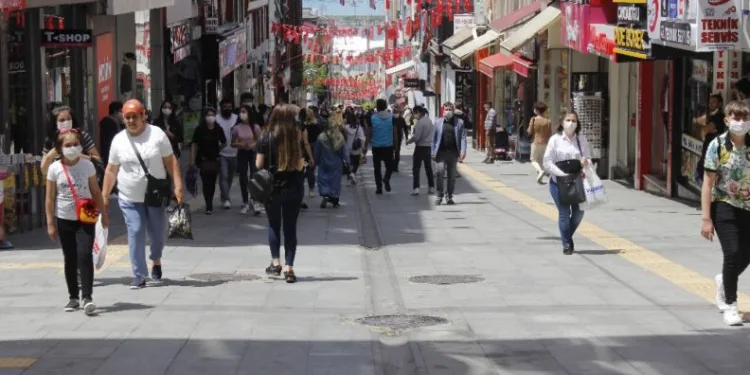 Giresun’da caddeleri 20 yaş altı gençler doldurdu