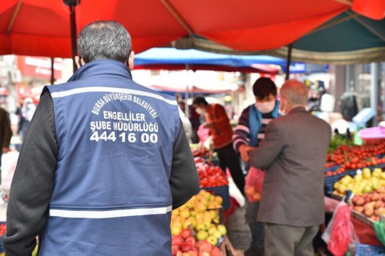 Bursa'da karantinadaki mahalleye alışveriş yapıldı