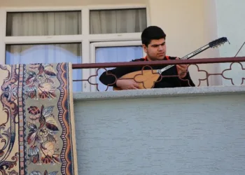 4 Saatli̇k Sokağa Çıkma İzni̇nde De Evde Kaldı, Balkonda Saz Çaldı