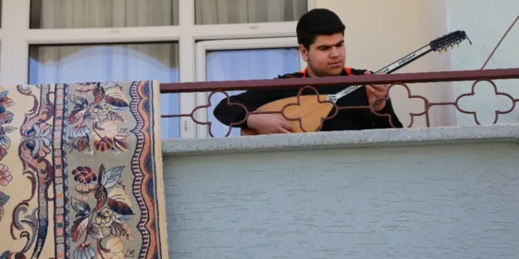 4 Saatli̇k Sokağa Çıkma İzni̇nde De Evde Kaldı, Balkonda Saz Çaldı