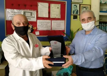 40 Yılık Eczacıya Plaket