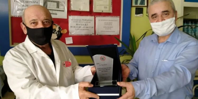 40 Yılık Eczacıya Plaket