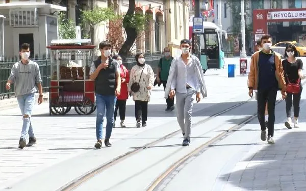 42 gün sonra sokağa çıkan 15-20 yaş grubu İstiklal’de yoğunluk oluşturdu