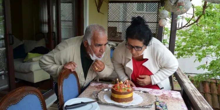 49’uncu evlilik yıl dönümünde yaşlı çifte pastalı sürpriz