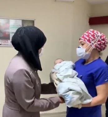 5 Aylık Bebek Korona Vi̇rüsü Yendi̇