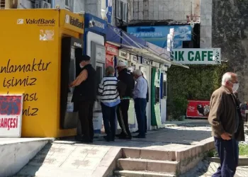 Sokağa çıkan yaşlılar ilk banka hesaplarını kontrol etti