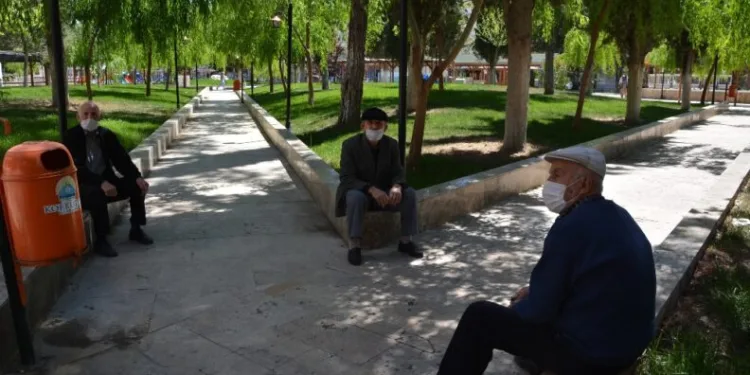 65 Yaş Ve Üstü Vatandaşlar Parklara Akın Etti̇
