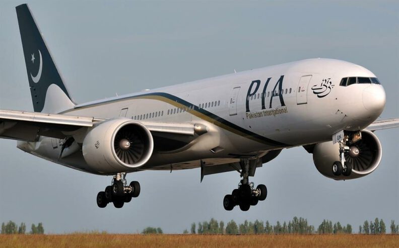 Pakistan'da 107 kişiyi taşıyan yolcu uçağı düştü