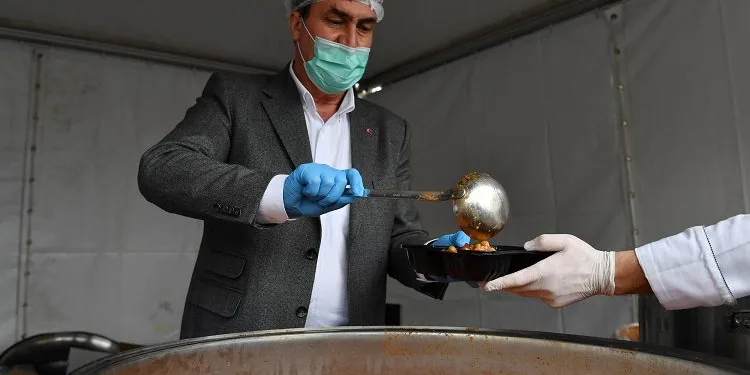 Osmangazi’de her gün bin 260 haneye sıcak yemek