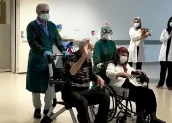 Bursa’da virüsü yenen yaşlı çift, el ele taburcu oldu