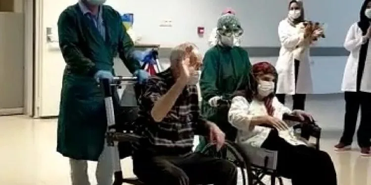 Bursa’da virüsü yenen yaşlı çift, el ele taburcu oldu