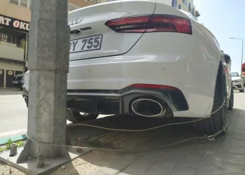 Bursa’da 400 bin liralık otomobilini direğe bağladı