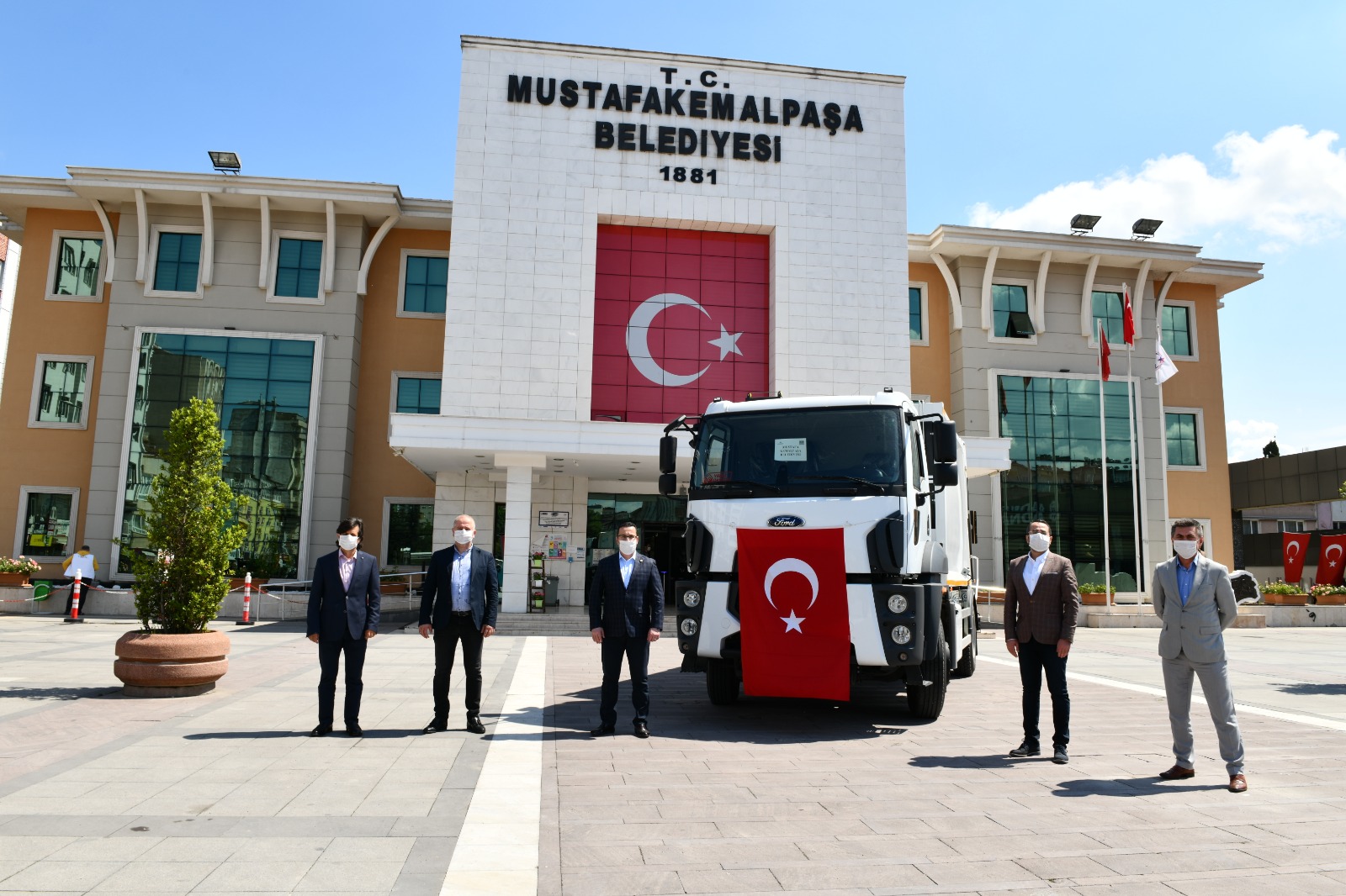 Bakanlıktan Mustafakemalpaşa'ya çöp kamyonu