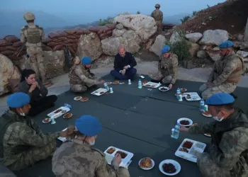 Soylu Namaz Dağı’nda Mehmetçikle iftar yaptı