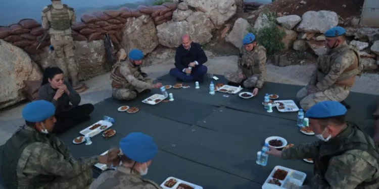 Soylu Namaz Dağı’nda Mehmetçikle iftar yaptı